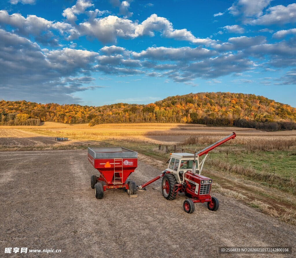 田野中的农机作业场景