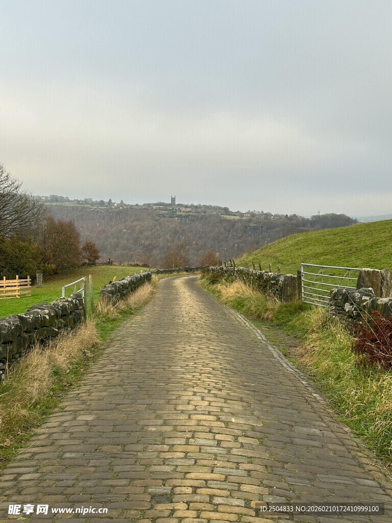 乡间碎石路 宁静田园风光