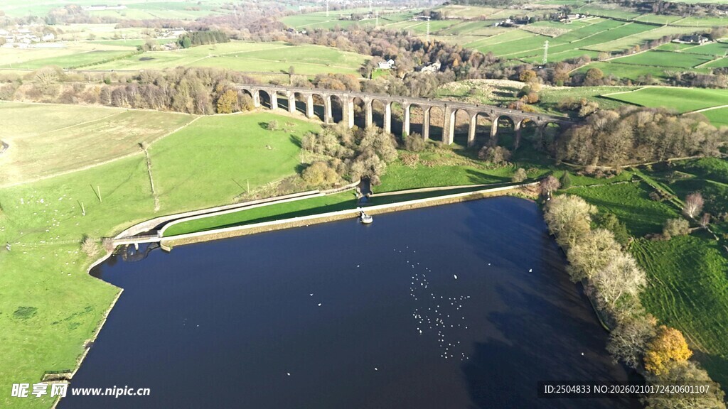 高空俯瞰宏伟水利桥梁
