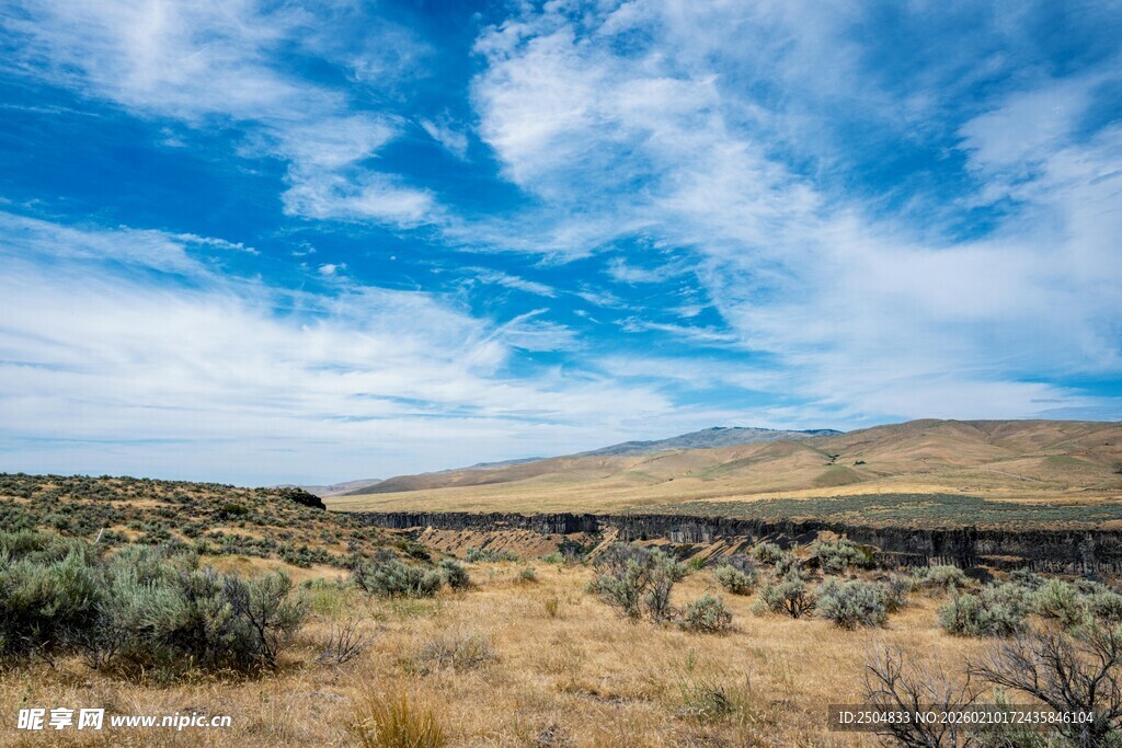 广袤荒野蓝天白云之景