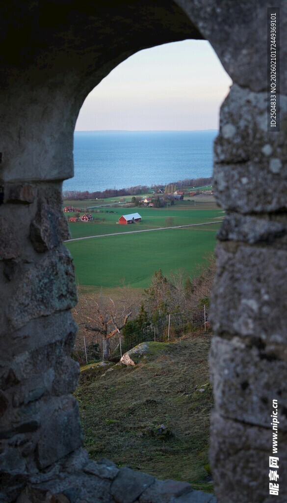 石拱窗外的田园海景