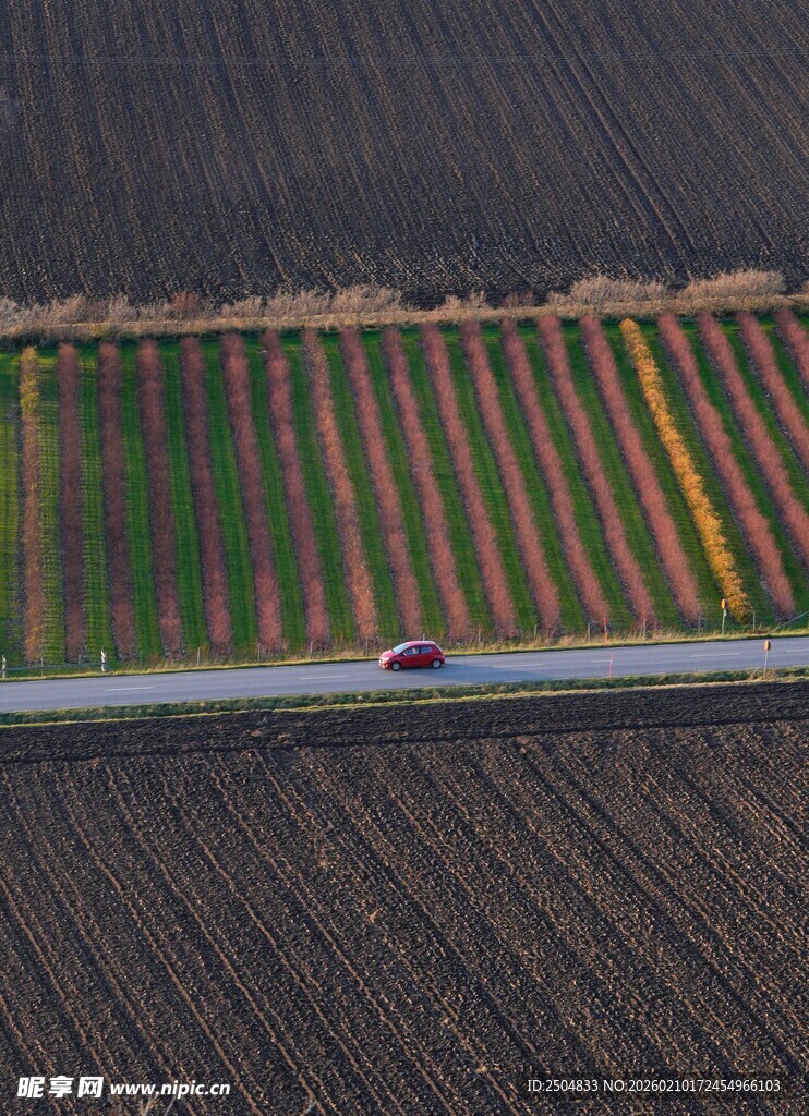 俯瞰田野间的公路与车辆
