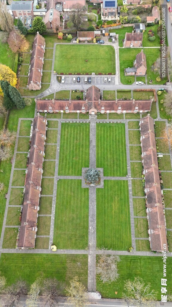 俯瞰规整美丽的园林景观