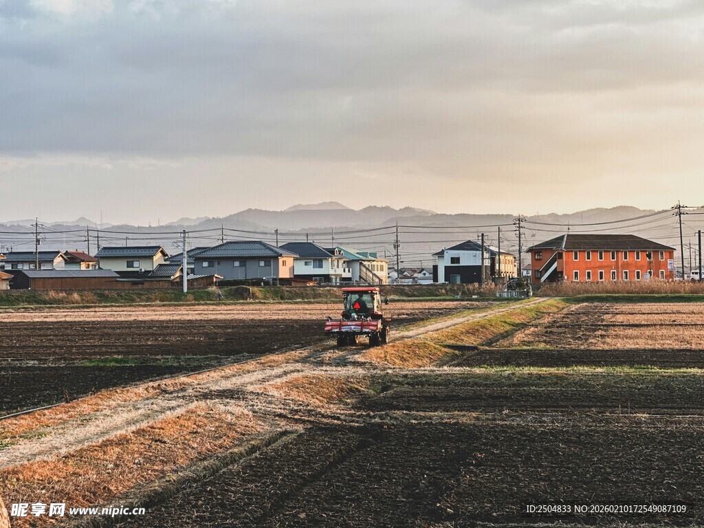 田野中劳作的农机场景