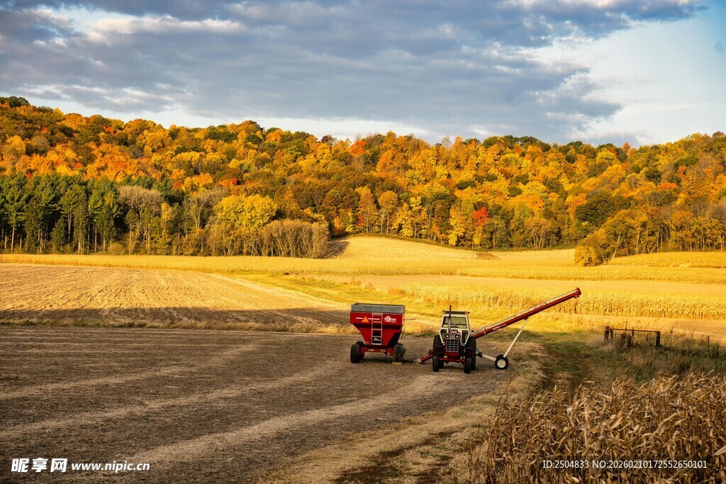 秋日田野中的农机作业场景