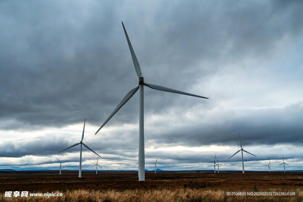 旷野中的风力发电机组