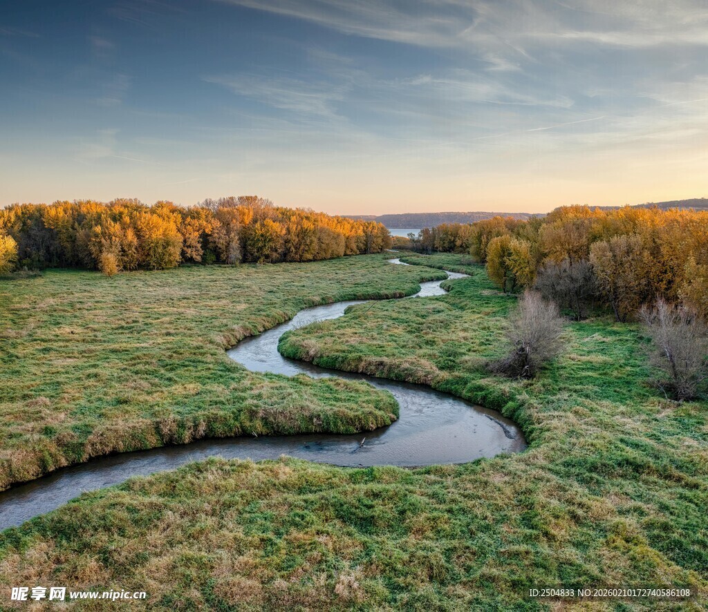 秋日蜿蜒小河旁的原野风光