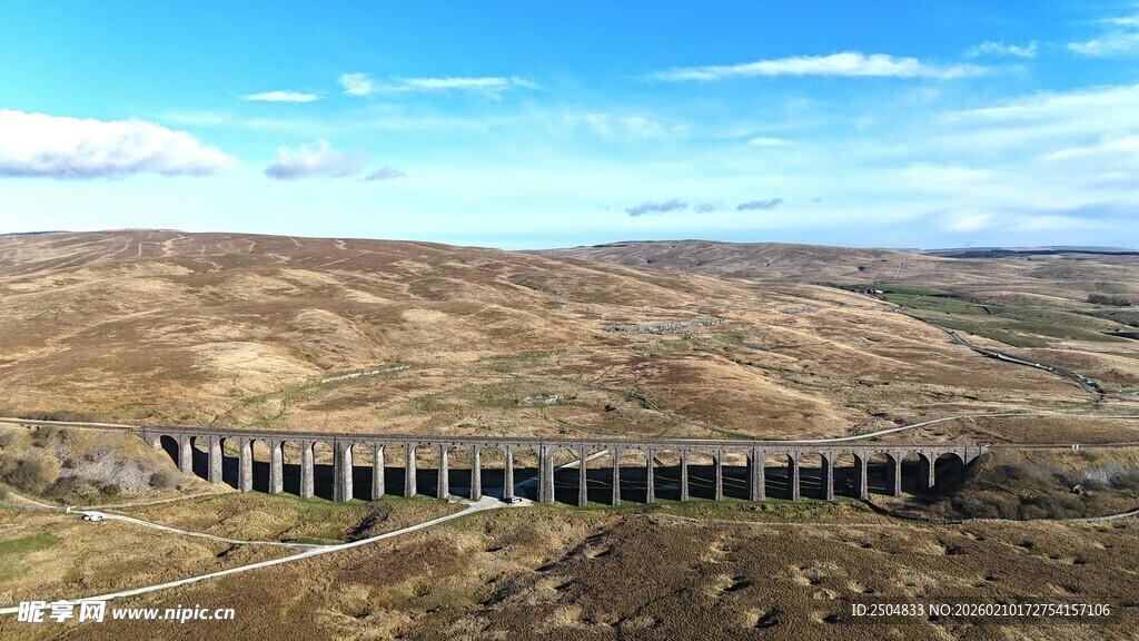 壮丽山谷中的高架桥