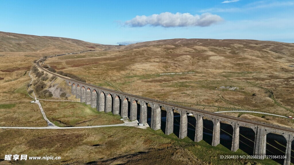 壮丽高架桥横跨广袤原野