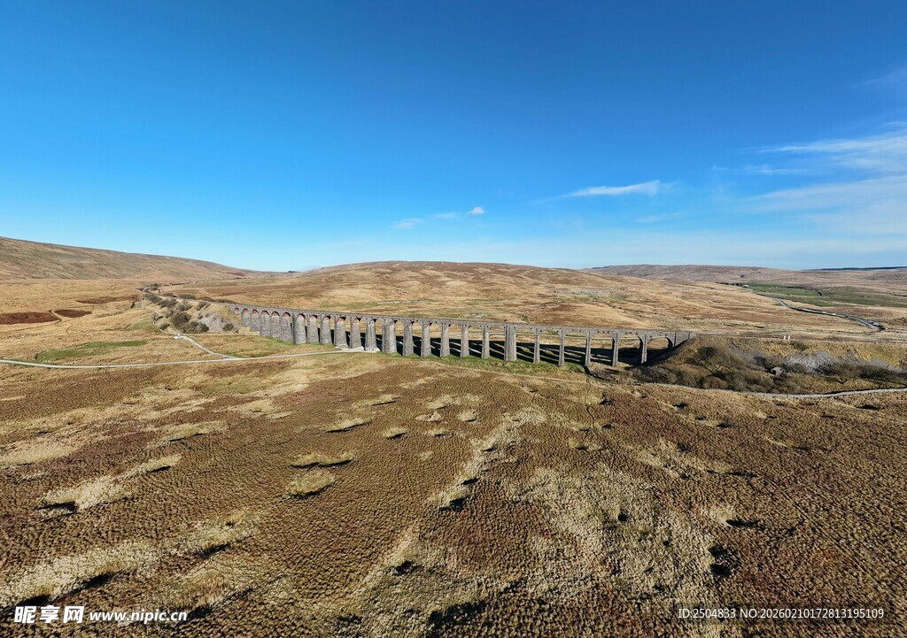 广袤荒原上的长桥