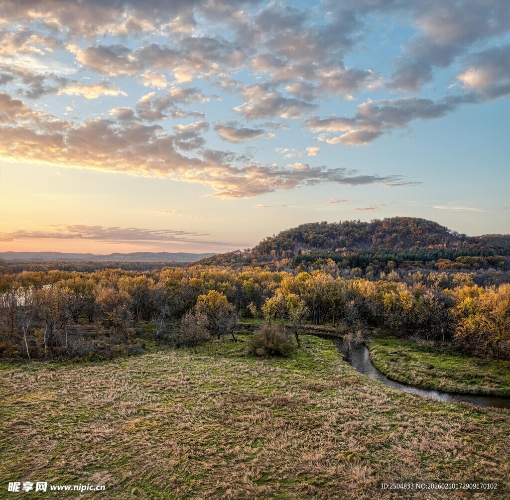 日落时分的原野风光