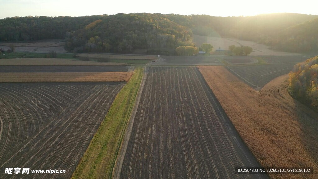 夕阳下的广袤田野风光