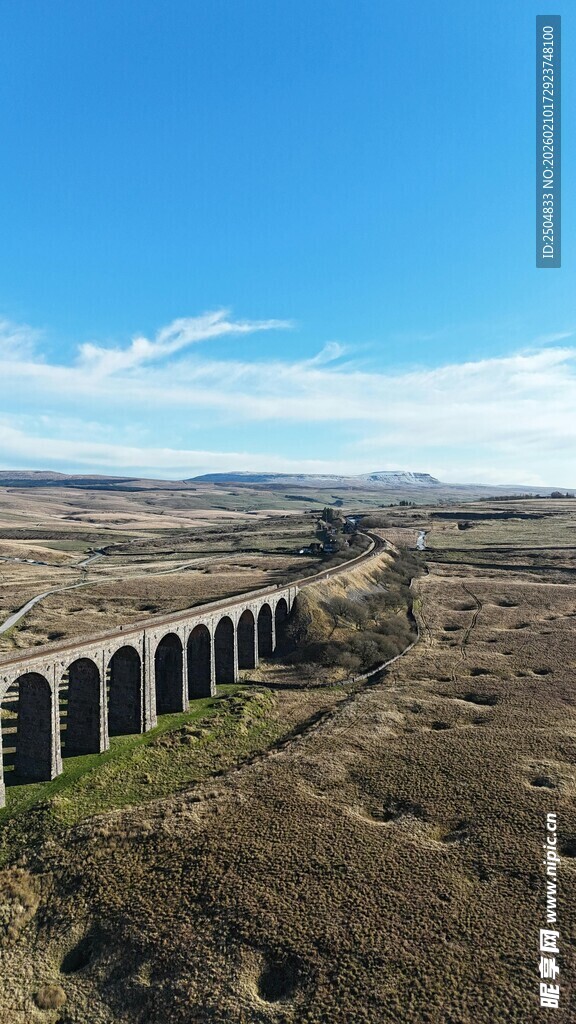 旷野上的拱形铁路桥