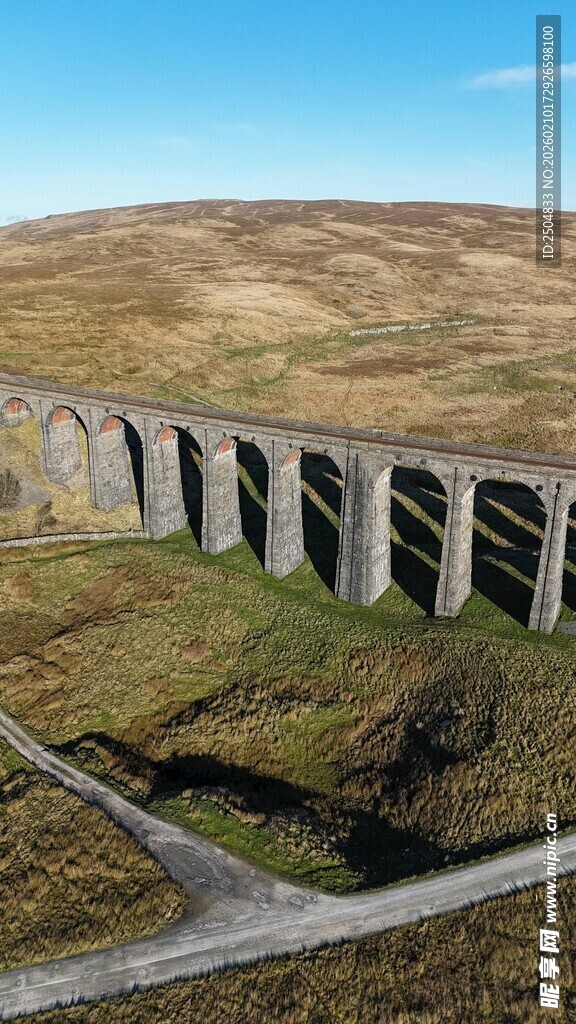 高架桥横跨广袤原野