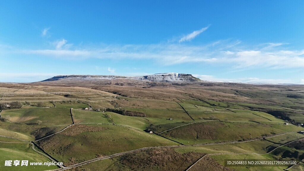 广袤草原上的壮丽山丘景观