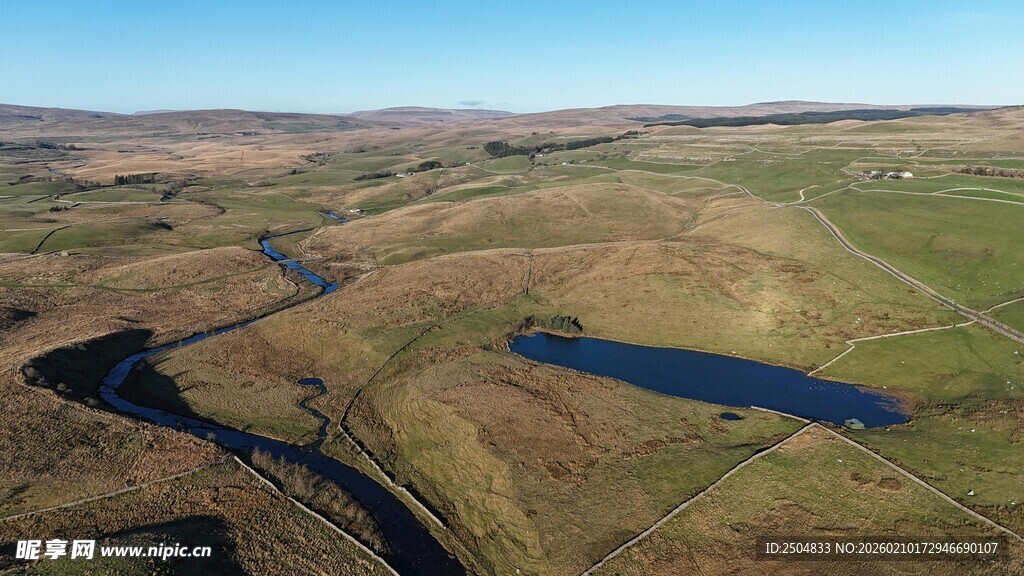俯瞰山间静谧湖泊美景