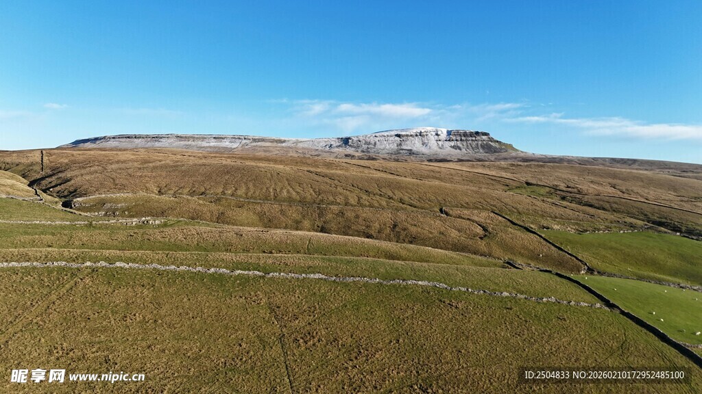 广袤草原与远山风景