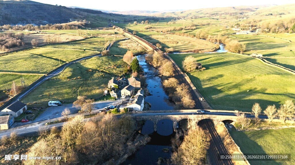 乡村河谷风光俯瞰图