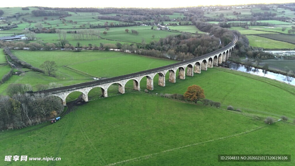 田园上的拱形高架桥