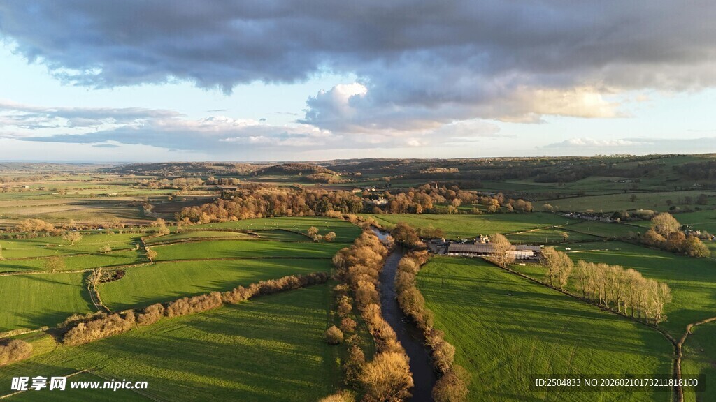 田园风光中的宁静村落