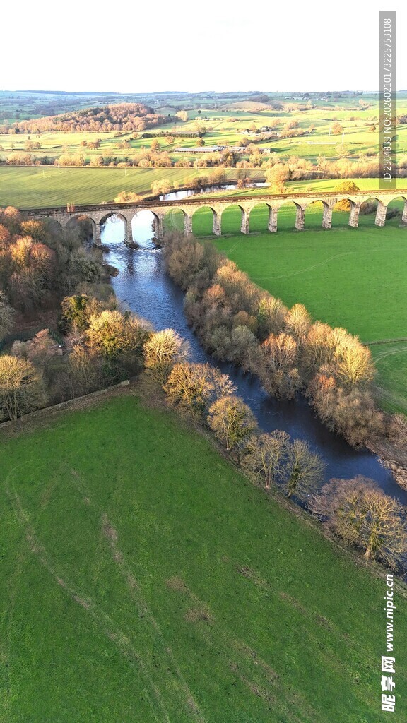秋日田野间的河流与桥梁