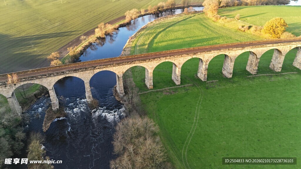 田园上的古老拱形石桥