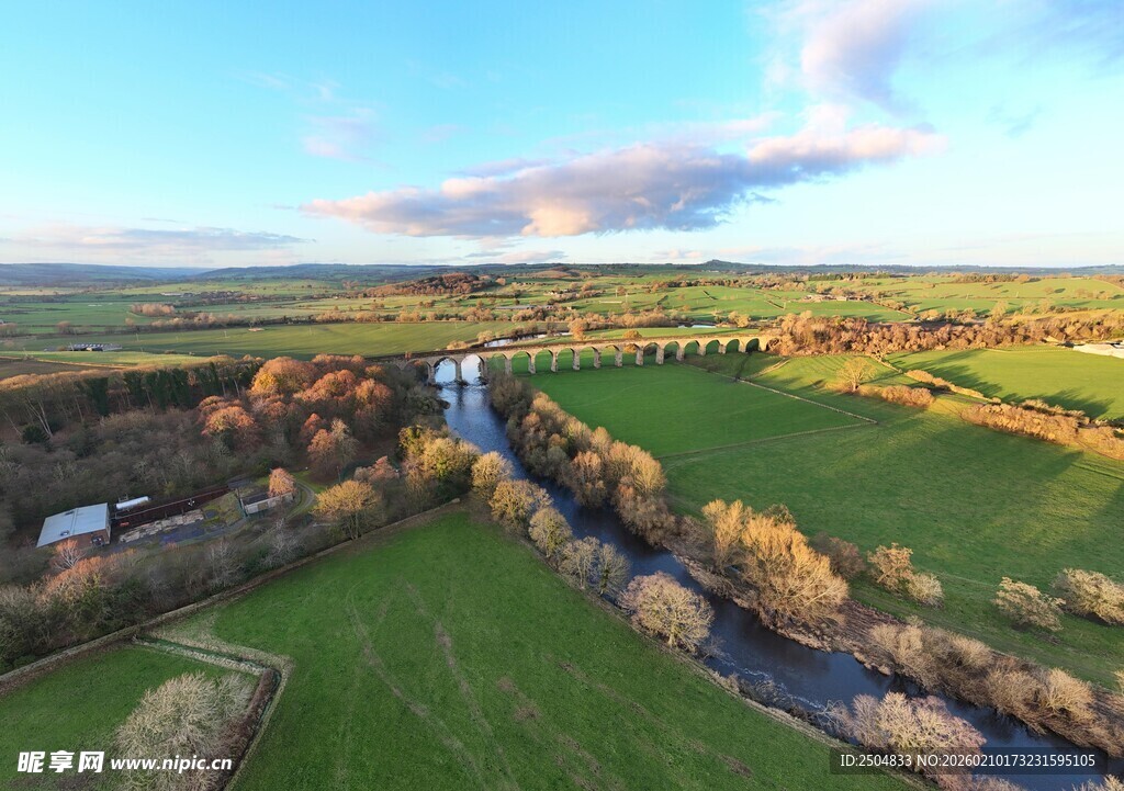田园河畔航拍美景
