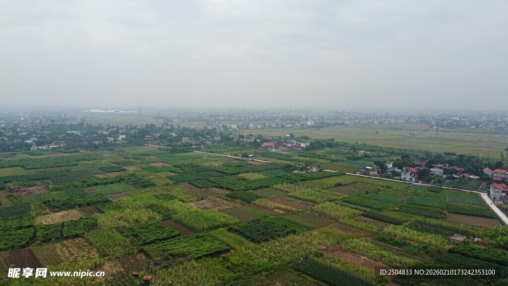 俯瞰广袤田野风光