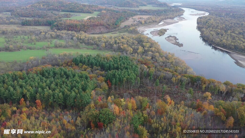 秋日山林间蜿蜒河流美景