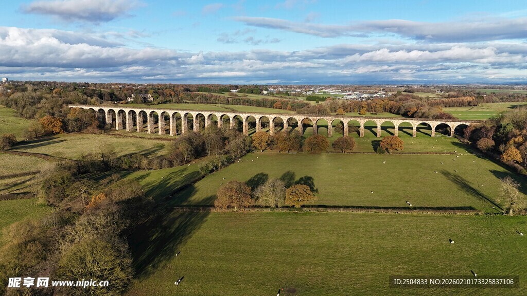 田园上的宏伟高架引水桥