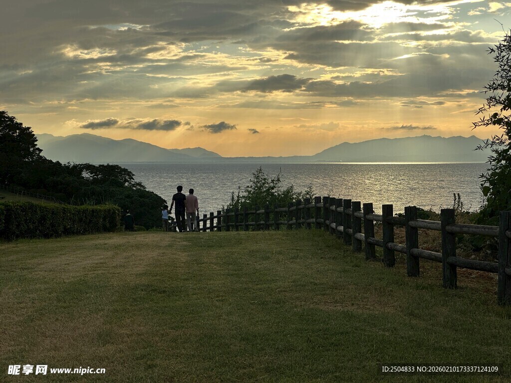 黄昏下的海边漫步小径