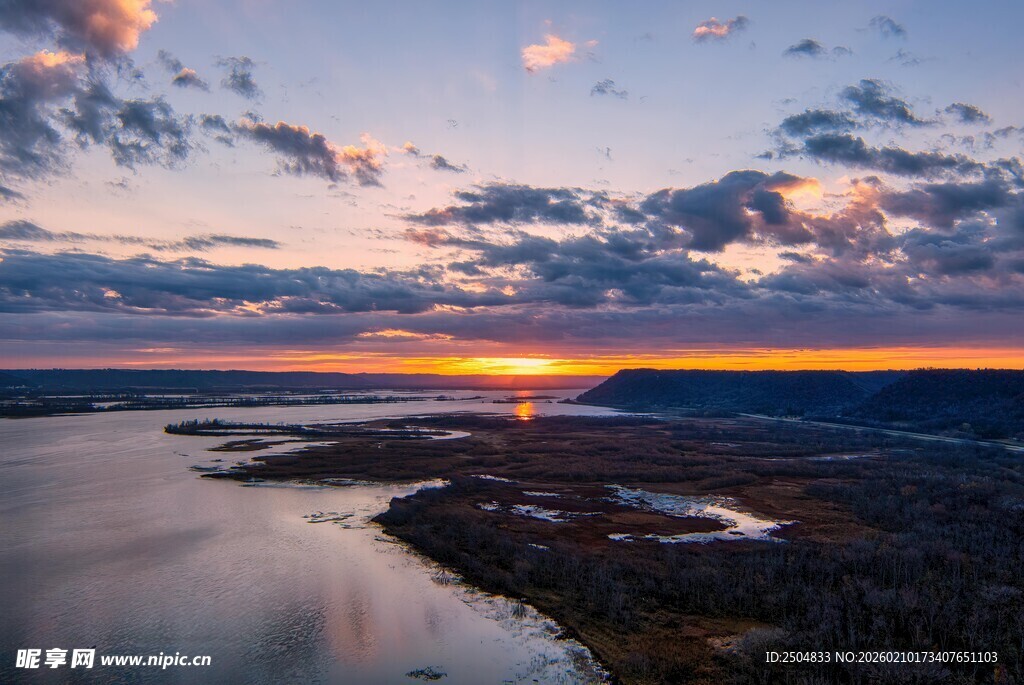 湖畔壮丽日出美景