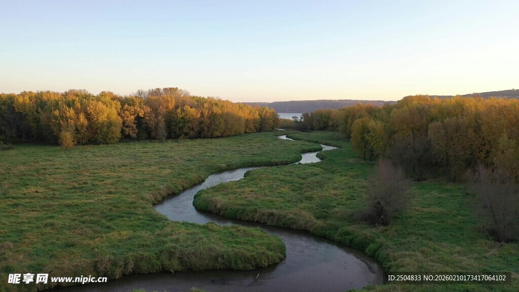 秋日蜿蜒河畔的美丽风光