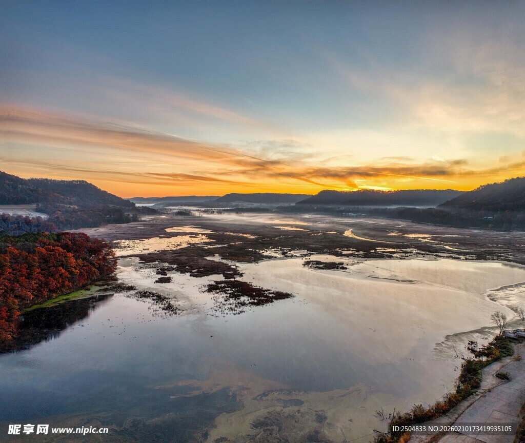 壮丽河谷日出美景