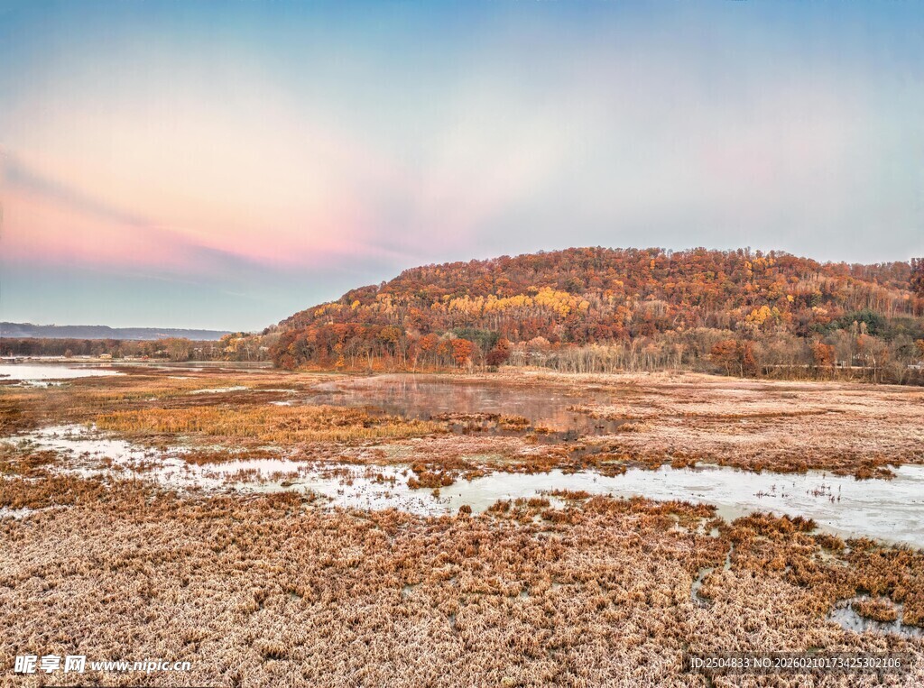 黄昏下的荒原与残雪景观