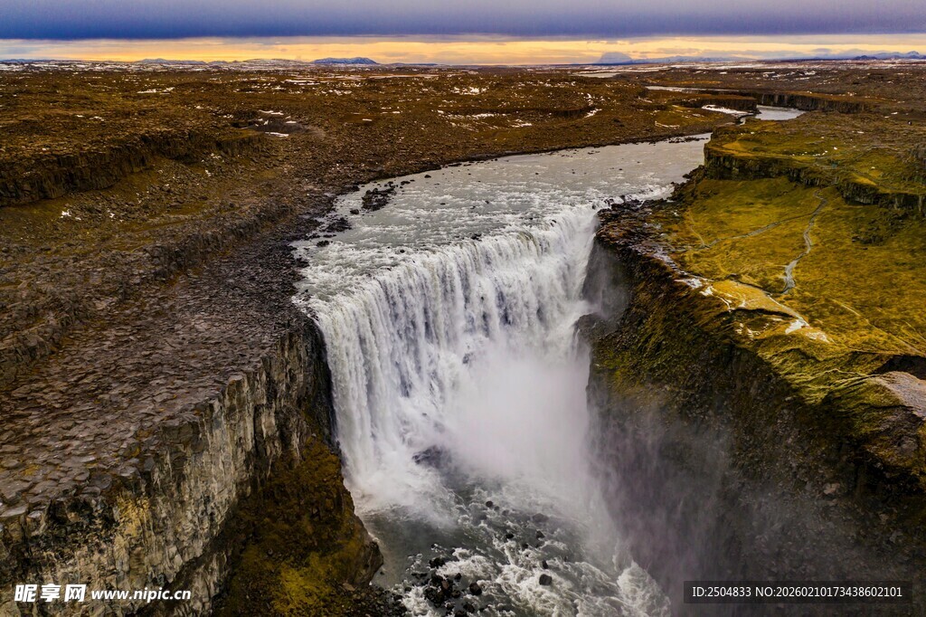 壮丽冰岛瀑布自然景观