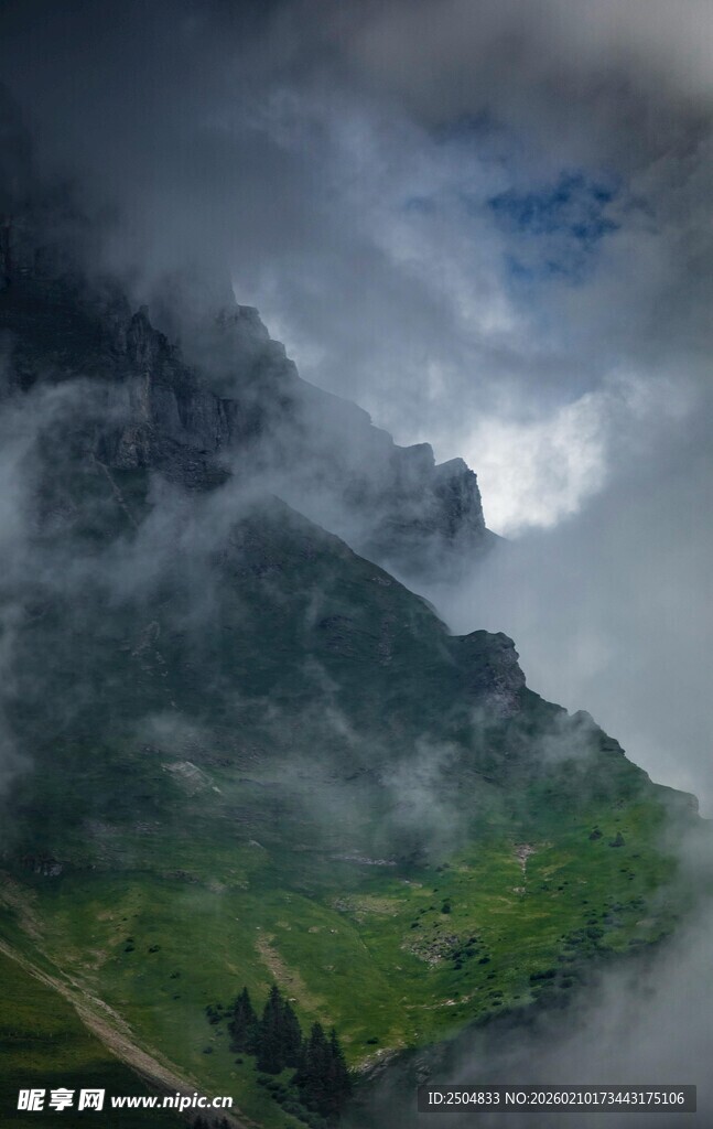 云雾缭绕的山间美景