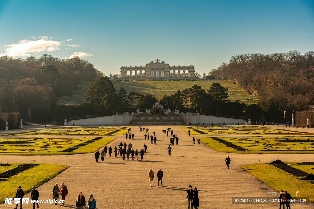 美丽花园中漫步的人群