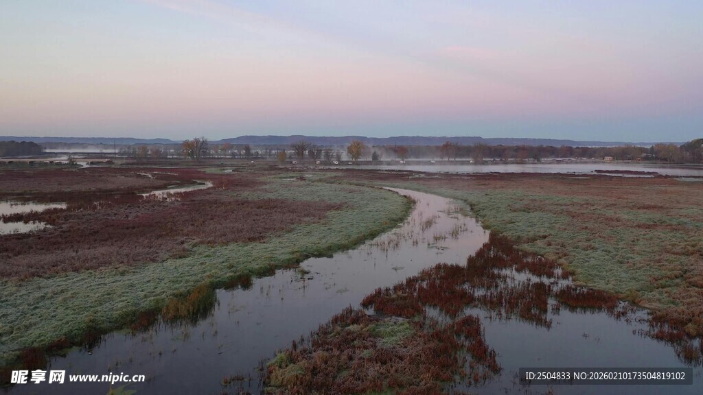 湿地蜿蜒河道黄昏美景