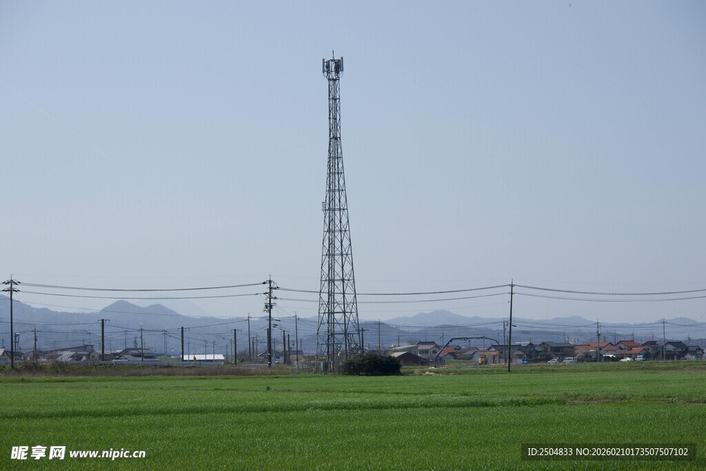 田野中的高耸通信铁塔