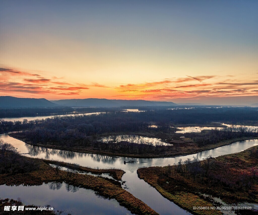 壮丽河畔日落美景