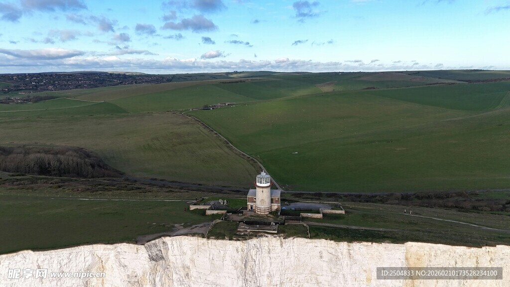 俯瞰草原上的白色建筑