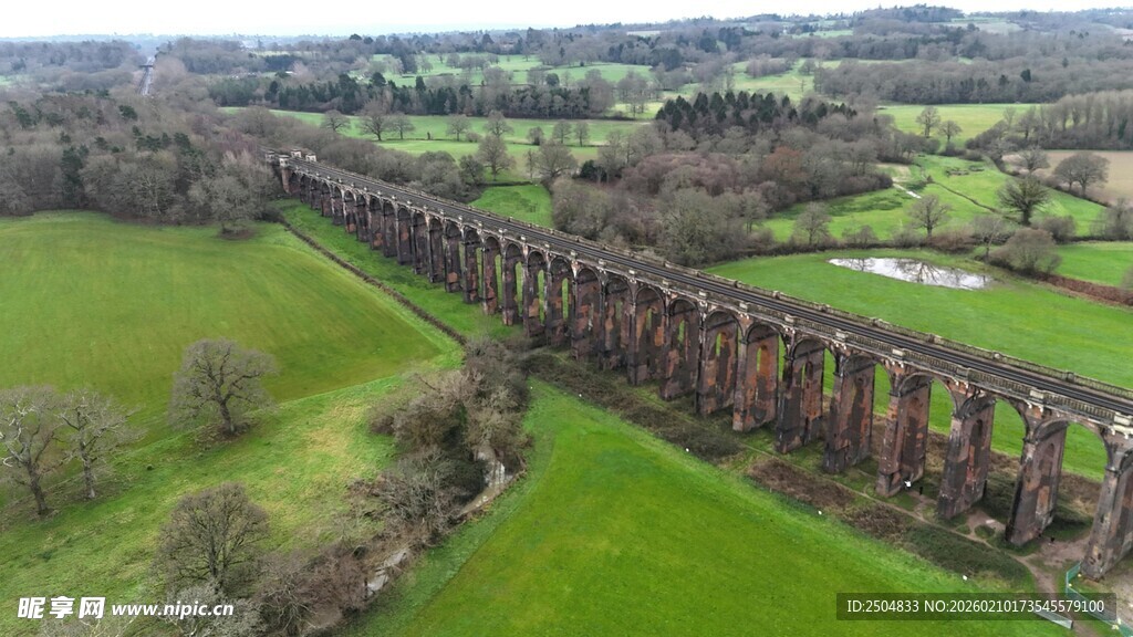 田园上的高架桥景观