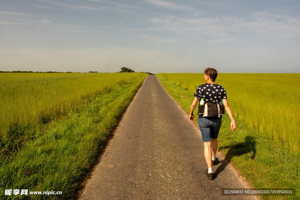 漫步田野间的背包旅行者