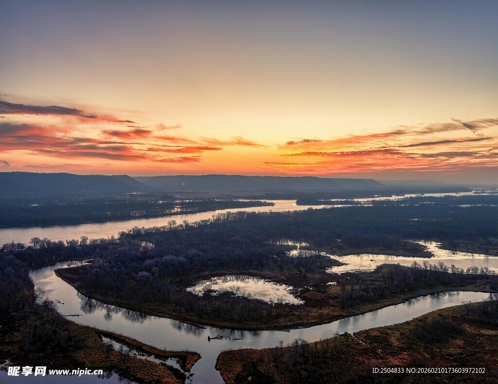壮丽河畔日落美景