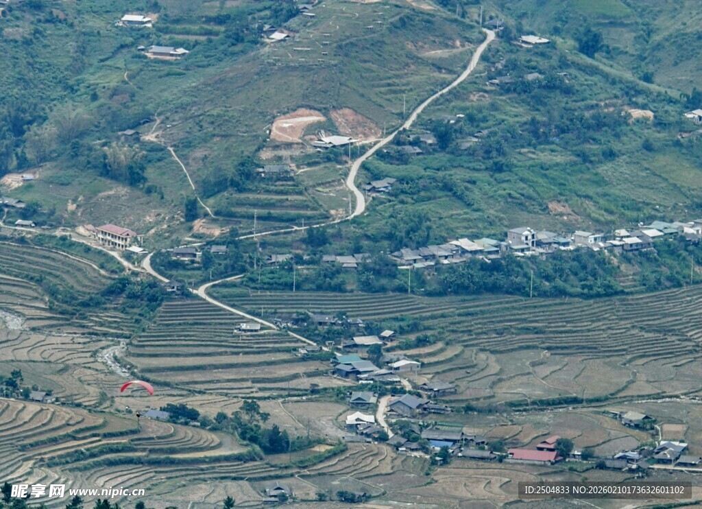 俯瞰山间蜿蜒村落景观