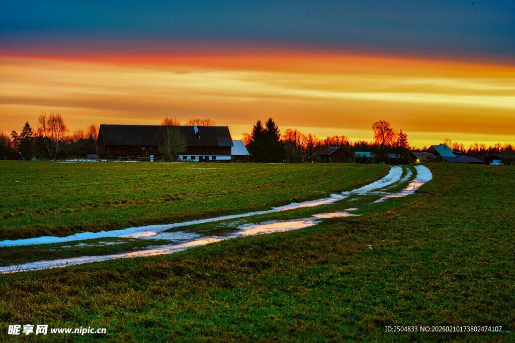 黄昏田野间的蜿蜒小路