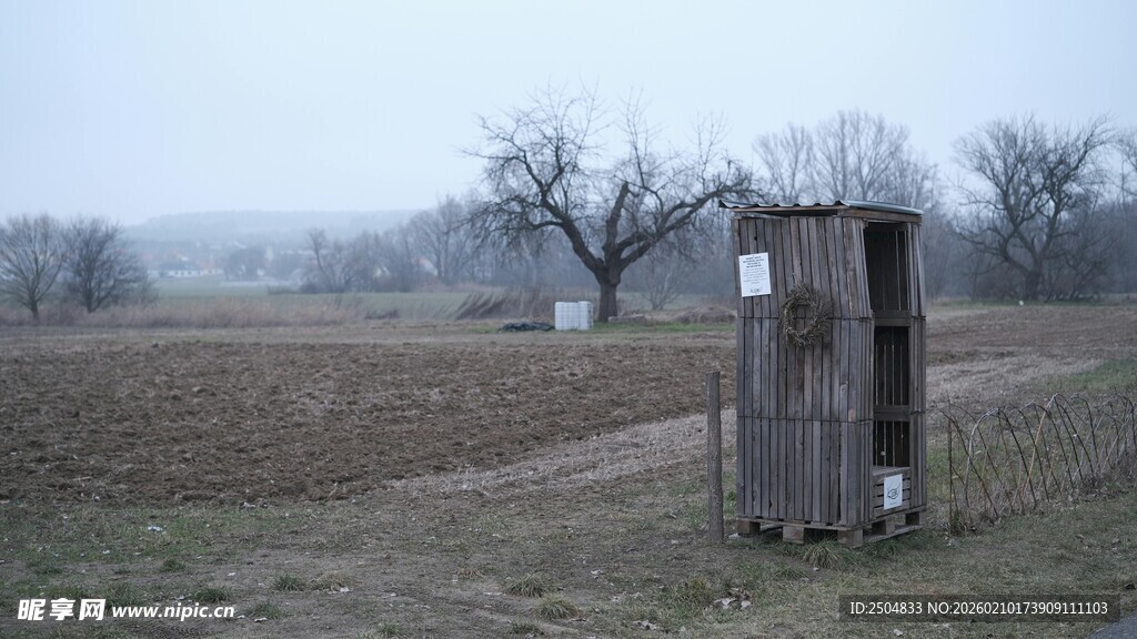 野外简易木质厕所