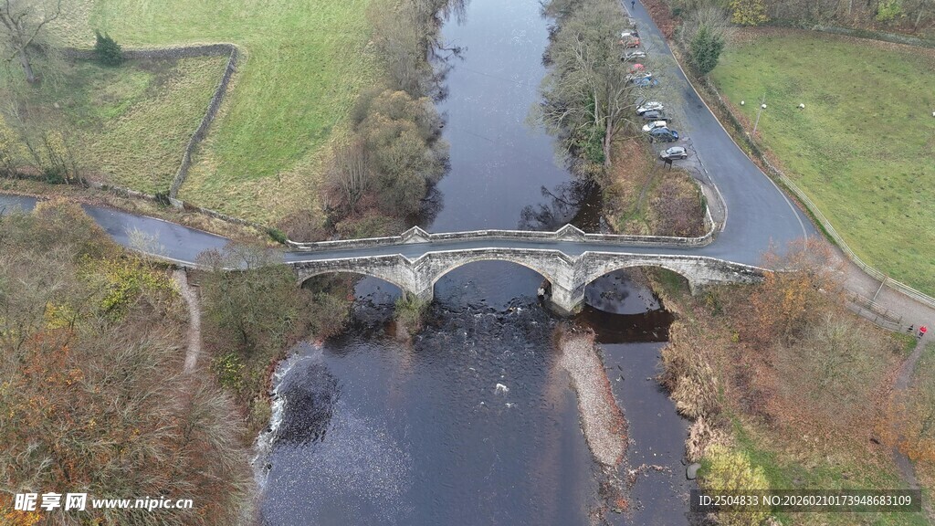秋日河流上的古朴石桥