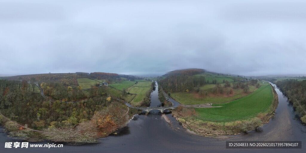 蜿蜒公路于开阔自然间